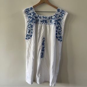 J.Marie Blue White Embroidered Sleeveless Tunic Top Large